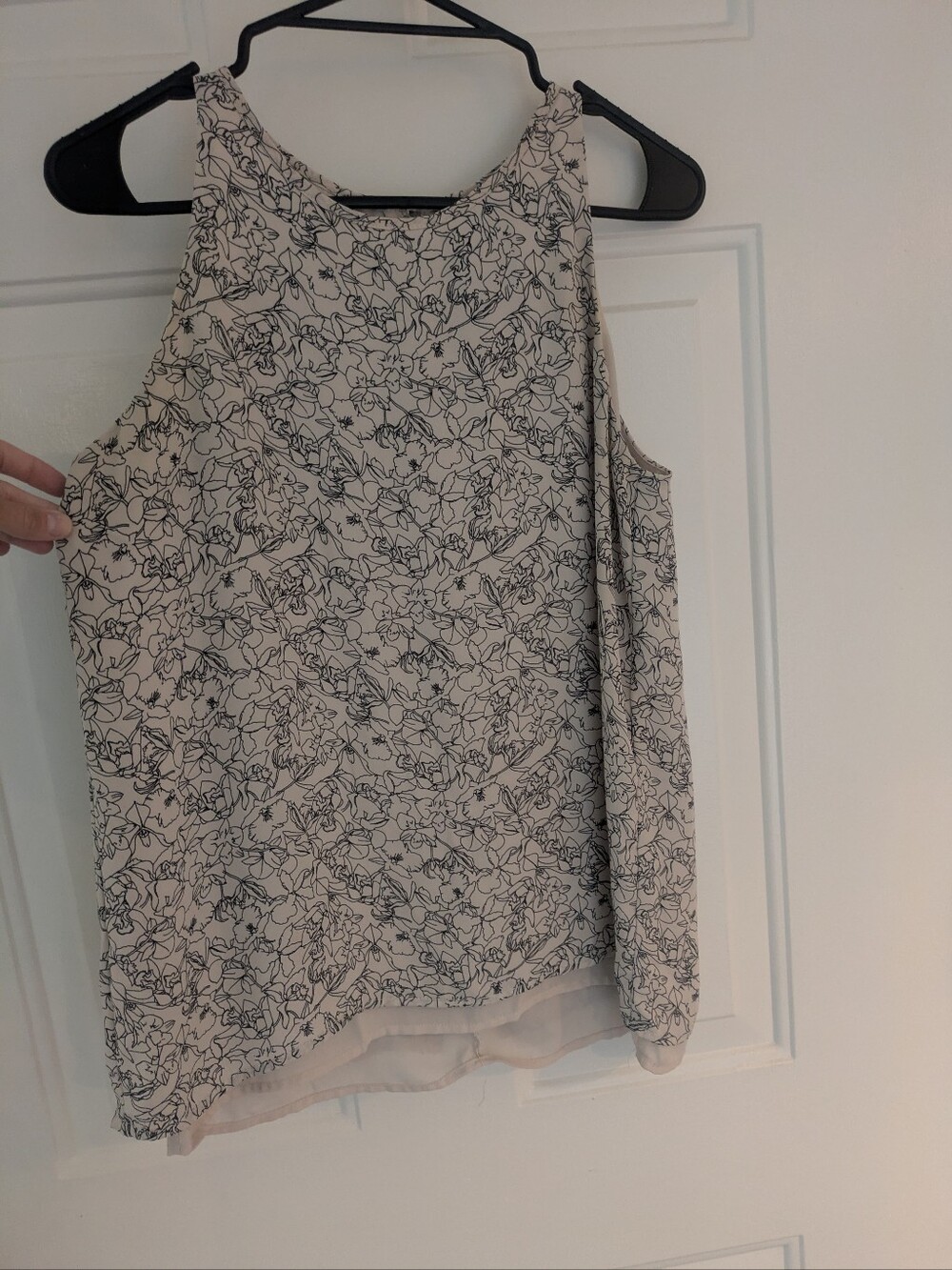 Sleeveless Chiffon Like Floral Print Shell Top in Cream and Black